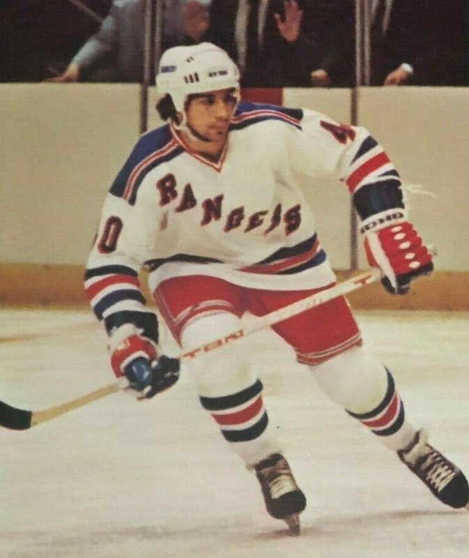 Mark Pavelich center 1980 US Olympic hockey team