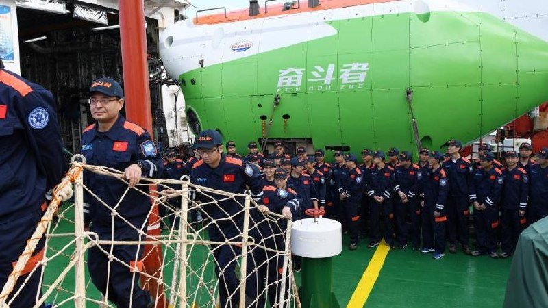 Zhao Yang and Fendouzhe crew on deck before Mariana Trench descent