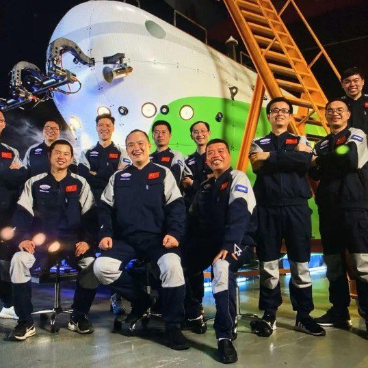 Zhang Wei and Fendouzhe crew before Mariana Trench descent